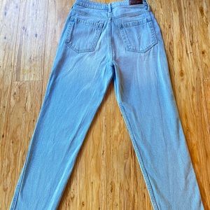 Hollister Ultra High-rise Mom Jean.Vintage stretch 3R W26 L27.Medium-Light wash.